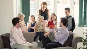 ما تفسير اجتماع العائلة في المنام للعزباء لابن سيرين؟