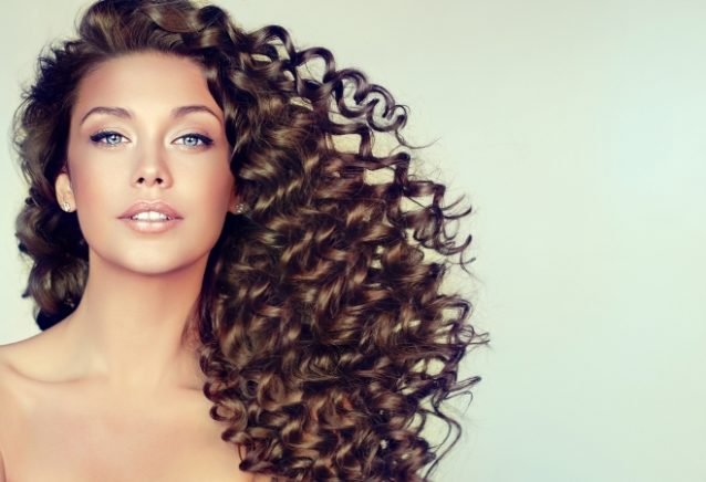 ما تفسير حلم شعر كيرلي للمتزوجه لابن سيرين؟