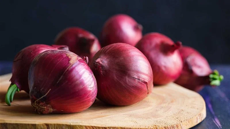 ما تفسير اكل البصل الاحمر في المنام لابن سيرين؟