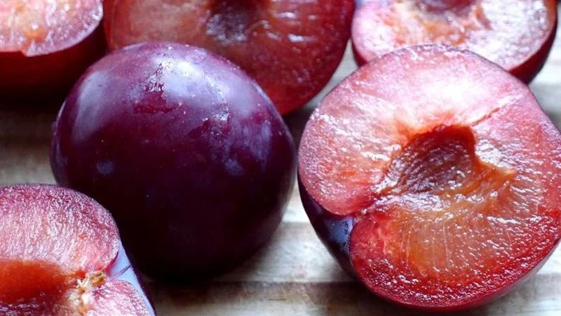 ما تفسير اكل البرقوق الاحمر في المنام لابن سيرين؟