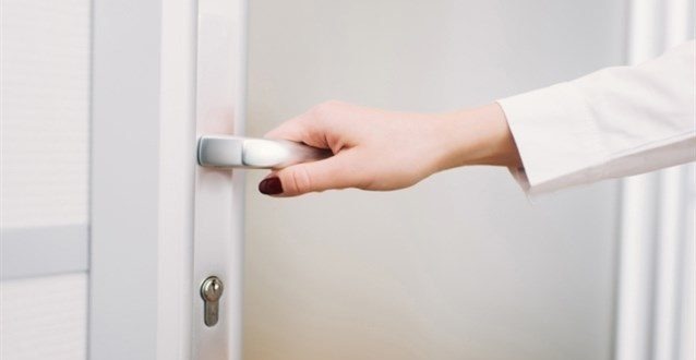 ما تفسير محاولة فتح الباب في المنام لابن سيرين؟