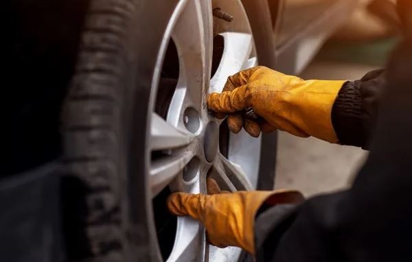 ما تفسير رؤية اصلاح عجلة السيارة في المنام لابن سيرين؟