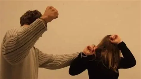 أهم تفسيرات حلم ضرب الزوج لزوجته أمام الناس في النمام لابن سيرين