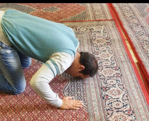 أهم تفسيرات رؤية شخص اعرفه يصلي في المنام لابن سيرين