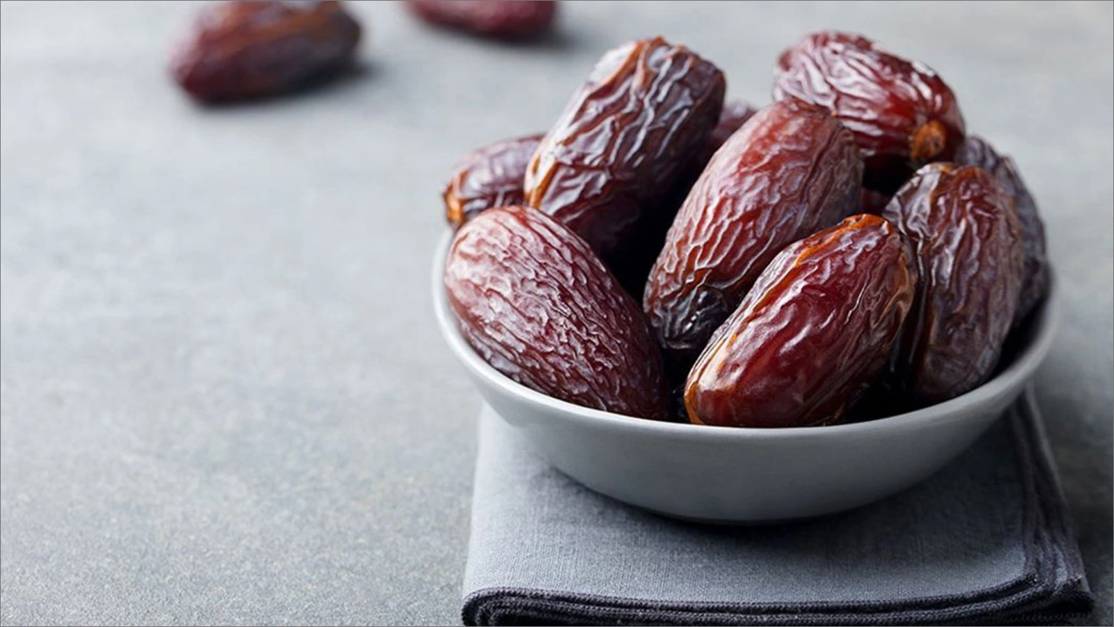 أهم 20 تفسير لرؤية إعطاء التمر للميت في المنام لابن سيرين