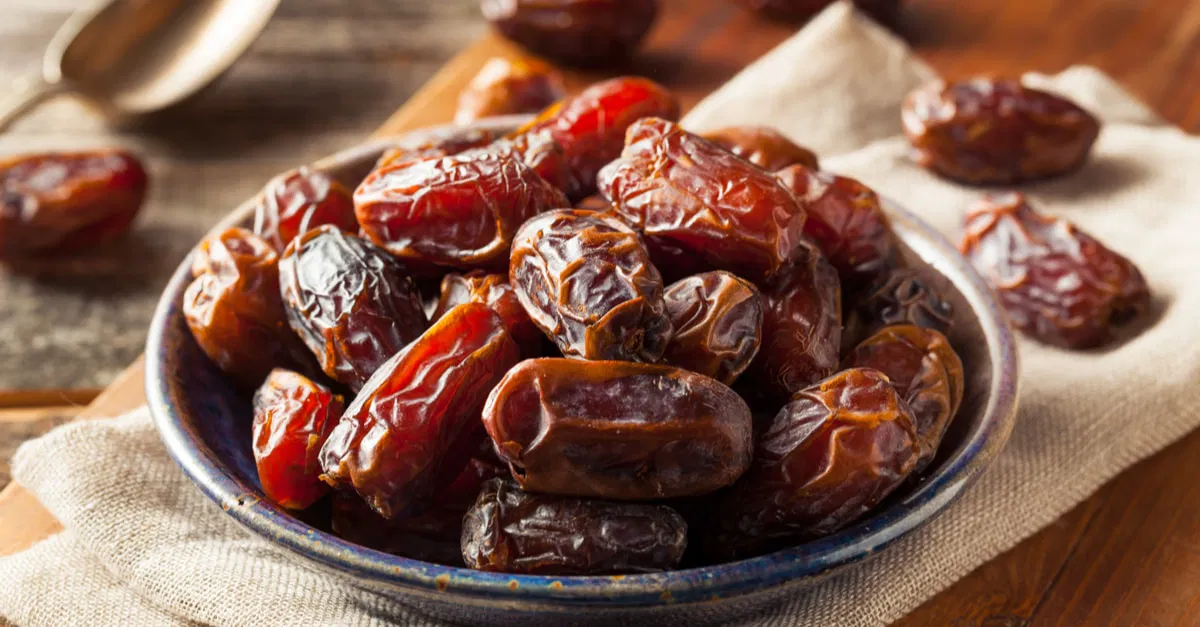 أهم تفسيرات رؤية اعطاء تمر للميت في المنام لابن سيرين